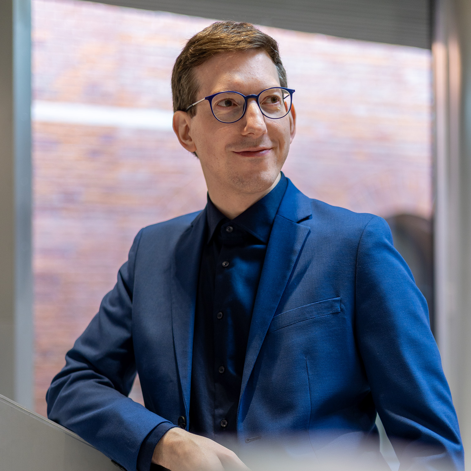 Ein Portrait, das Sebastian Scharnagl zeigt